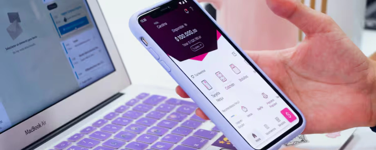 Según la Superintendencia Financiera de Colombia, cerca del 60 % de las operaciones monetarias del país se realizan desde aplicaciones móviles.