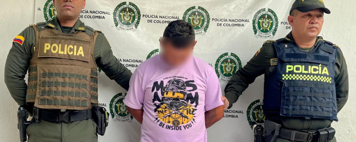 Durante el procedimiento, al practicarle un registro, le encontraron en el interior de una mochila un revólver calibre 38 con cinco cartuchos.