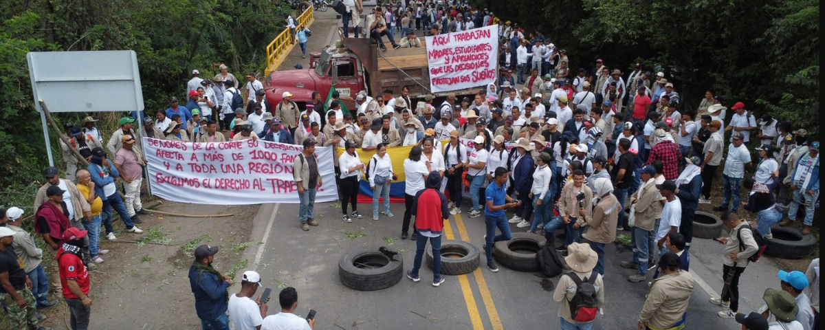 El bloqueo se registra a la altura del corregimiento La Mata.