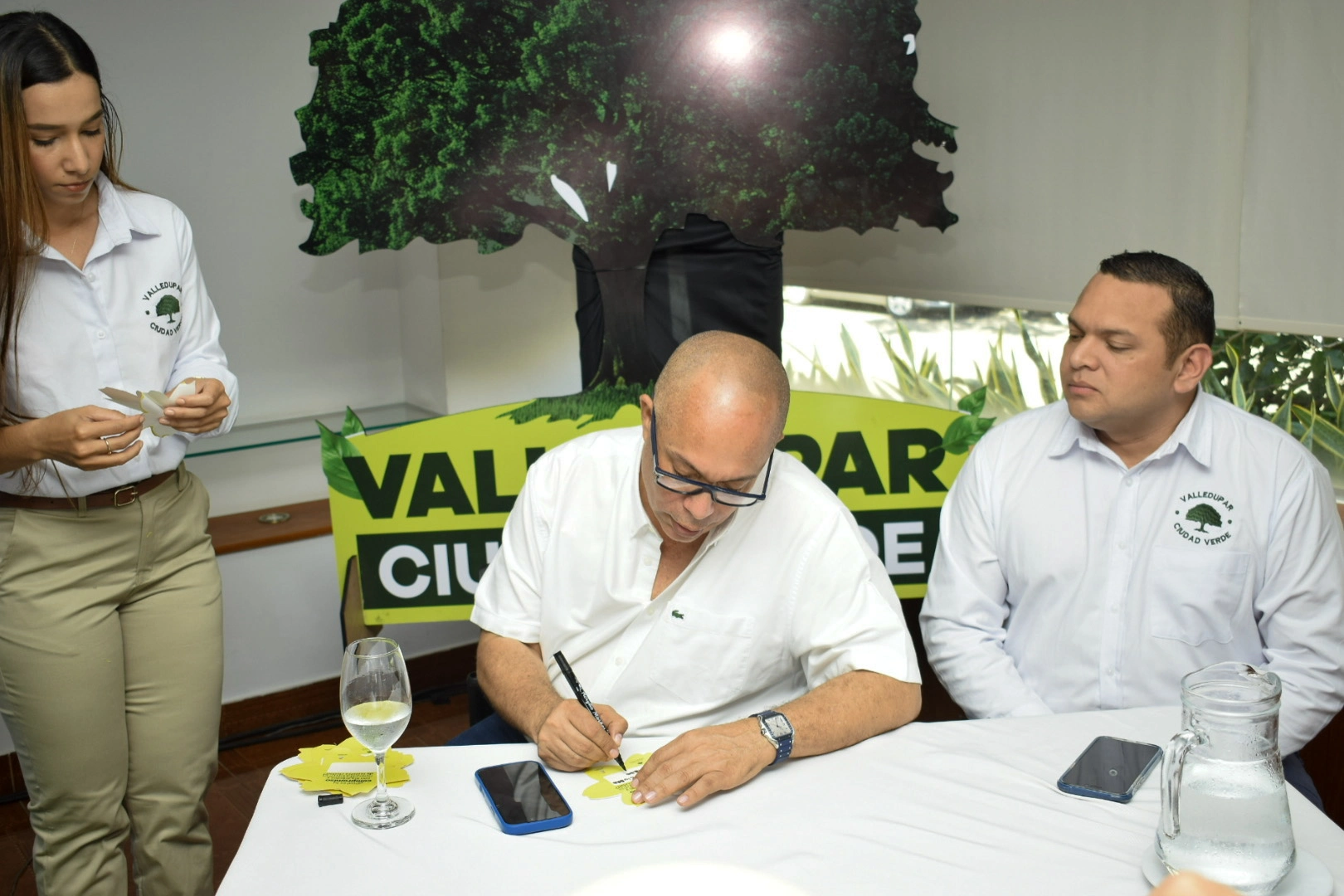 Ernesto Orozco Durán, alcalde de Valledupar, y Odacir Camargo Castro, gerente de Valledupar Ciudad Verde, firman junto a los secretarios de despacho un pacto por el medio ambiente y la protección de las zonas verdes de la ciudad. Foto: Said Armenta.
