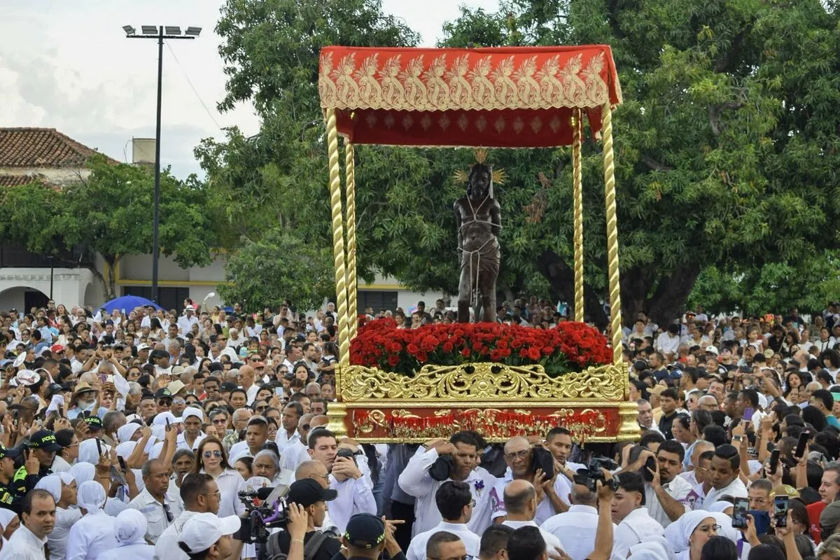 La plaza Alfonso López se desborda de fieles que, con velas y pañuelos en alto, acompañan al Santo Eccehomo en el tradicional encuentro del Lunes Santo. Foto: Said Armenta.