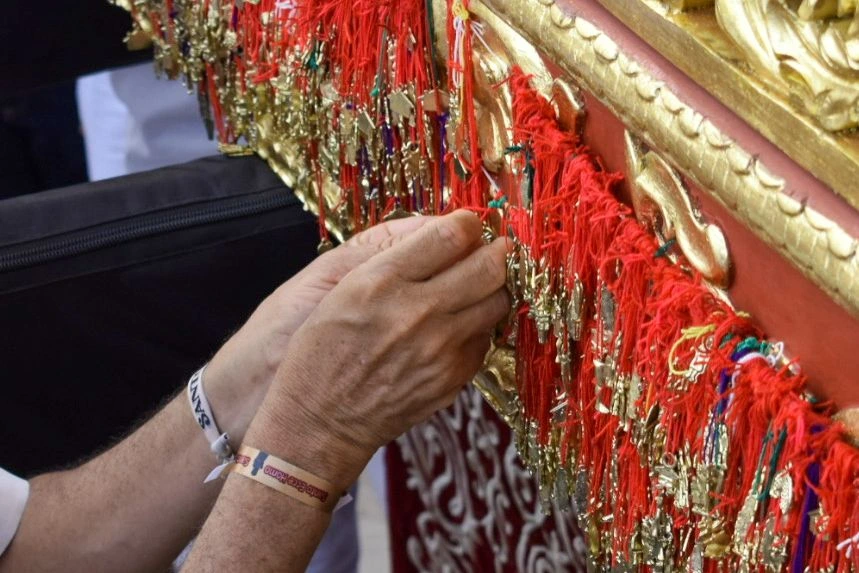A los pies del Santo Eccehomo se acumulan exvotos y milagros de metal, ofrendas con las que los devotos agradecen favores recibidos y nuevas promesas cumplidas. Foto: Said Armenta.