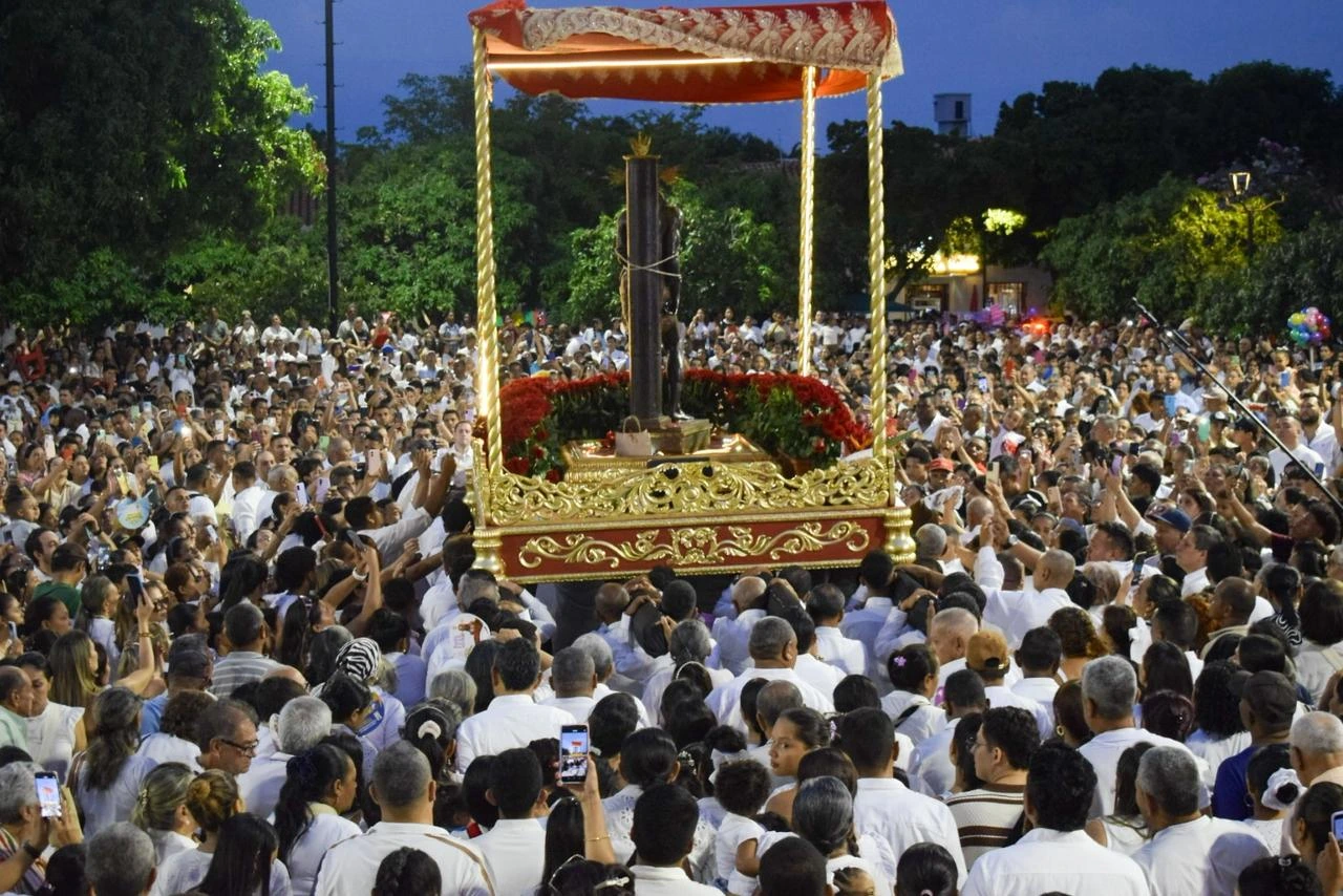 Bajo la luz de las velas y la luna, la imagen del Santo Eccehomo recorre en procesión las calles del centro de Valledupar, seguida por una multitud en silencio y oración. Foto: Said Armenta.