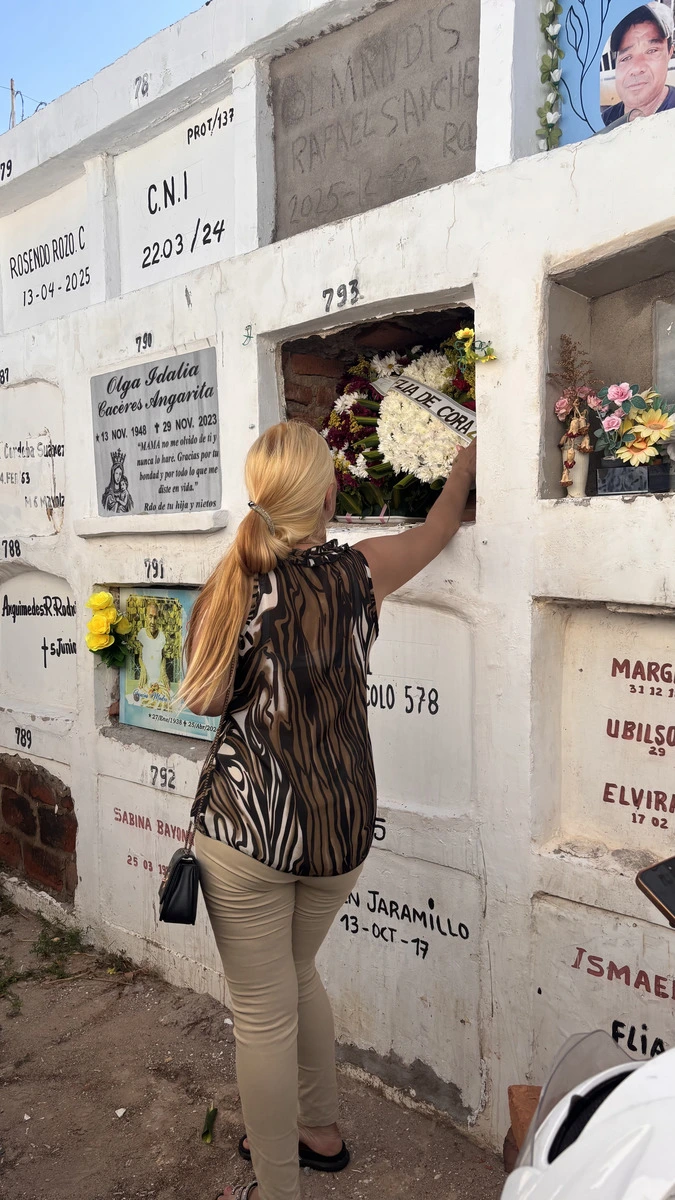 En el cementerio viejo de Valledupar, el ataúd de Ezequiel se cierra mientras familiares simbólicos tararean “Mi viejo”, de Piero, como último homenaje al abuelo que la ciudad conoció demasiado tarde. Foto: EL PILÓN.