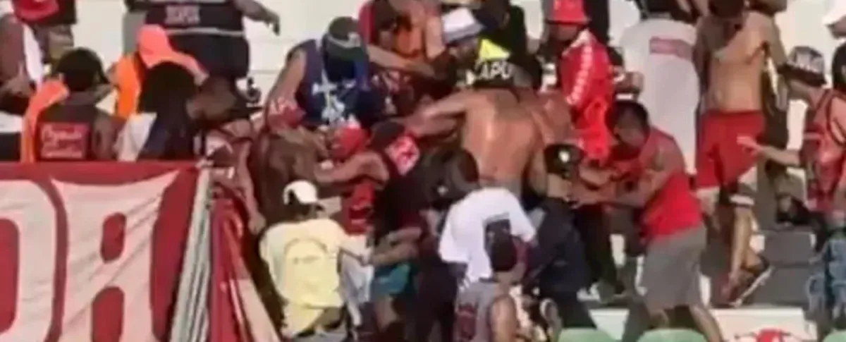 Minutos antes del partido, varios hinchas del equipo visitante se enfrentaron a golpes en la tribuna oriental del estadio Armando Maestre.