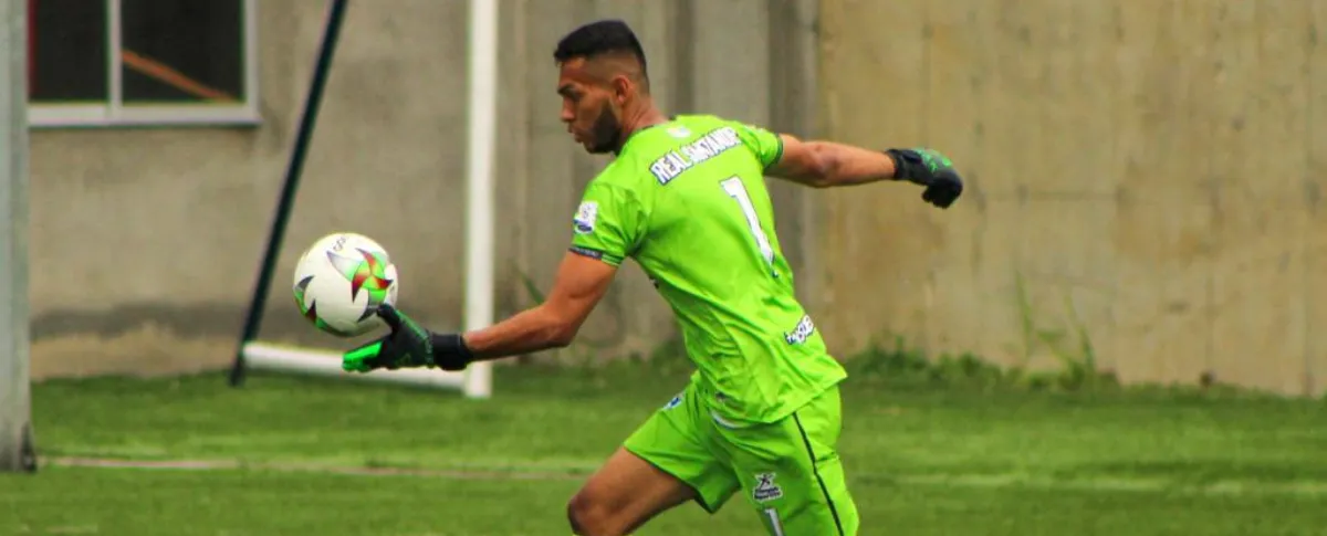 Eduar Esteban Restrepo es un guardameta de 26 años nacido en Bucaramanga, mide 1,89 metros y ha hecho su carrera en distintos clubes del balompié colombiano.
