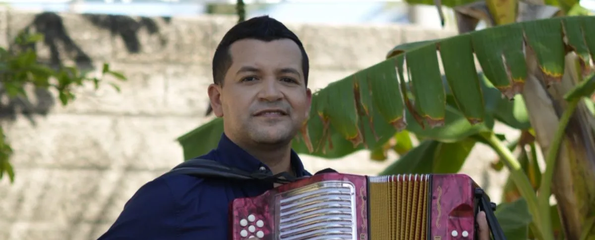 Martínez, hizo parte del reconocido proyecto de ‘Los Niños del Vallenato’ y fue compañero de Felipe Peláez, con quien ganó un Latin Grammy en 2013.
