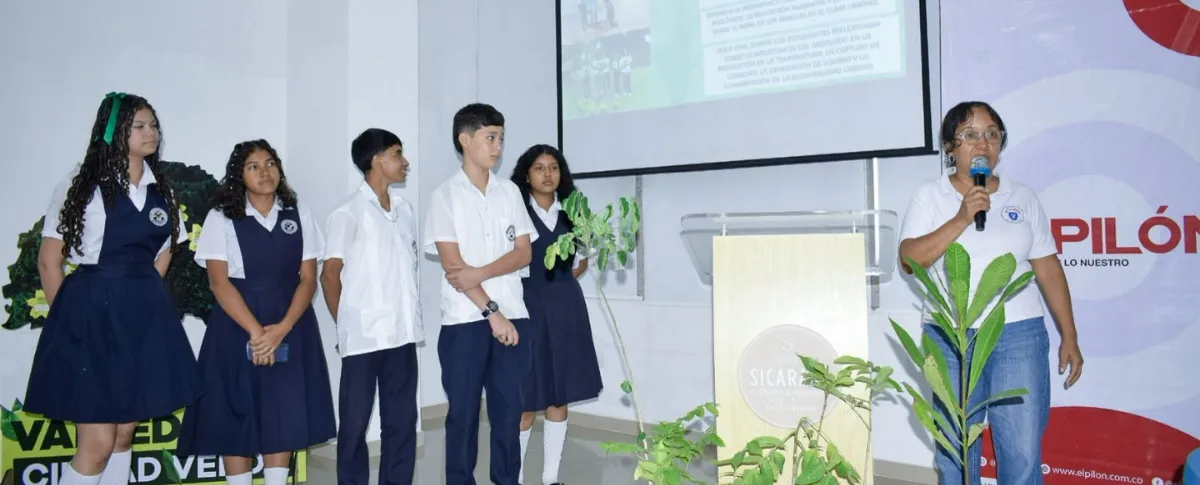 Los estudiantes del Leonidas Acuña presentaron su proyecto de mini bosque seco tropical. Foto: Said Armenta.