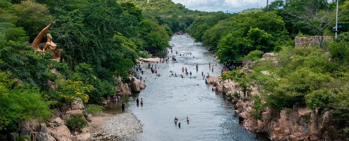 En ciudades como Valledupar, el cuidado del río Guatapurí se convierte en un tema central.