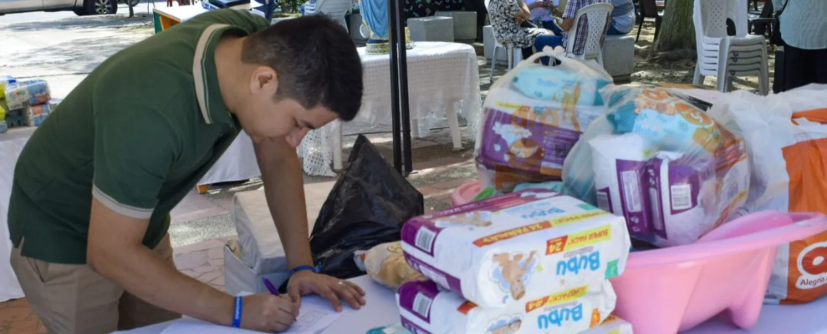 A lo largo del día, el flujo de personas permitió la recolección de pañales, ropa, teteros y otros elementos. Foto: Said Armenta.
