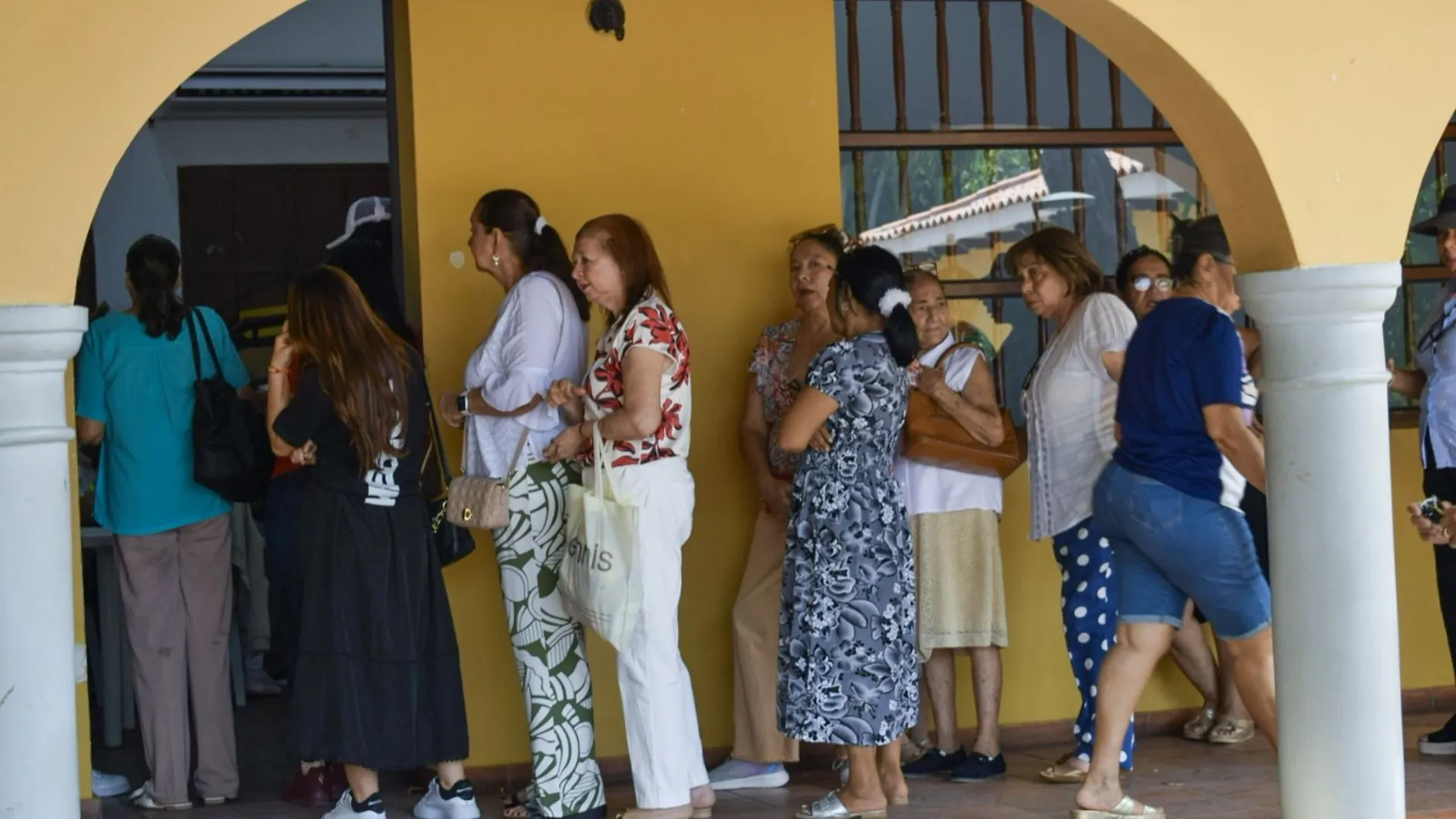Hubo poca presencia de población juvenil en varios de los centros de votación de la ciudad. Foto: Said Armenta.