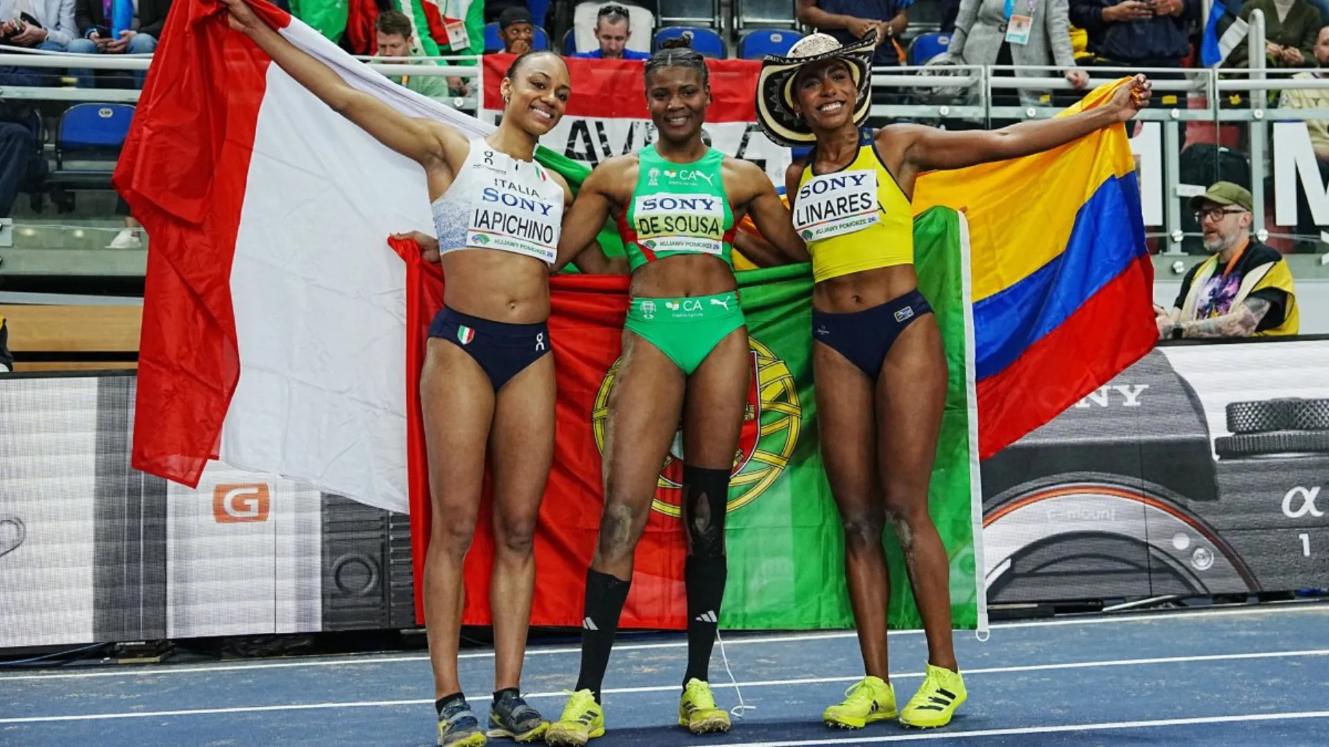 De izquierda a derecha: Larissa Iapichino (plata), Natalia Linares (bronce) y Agate De Sousa (oro).