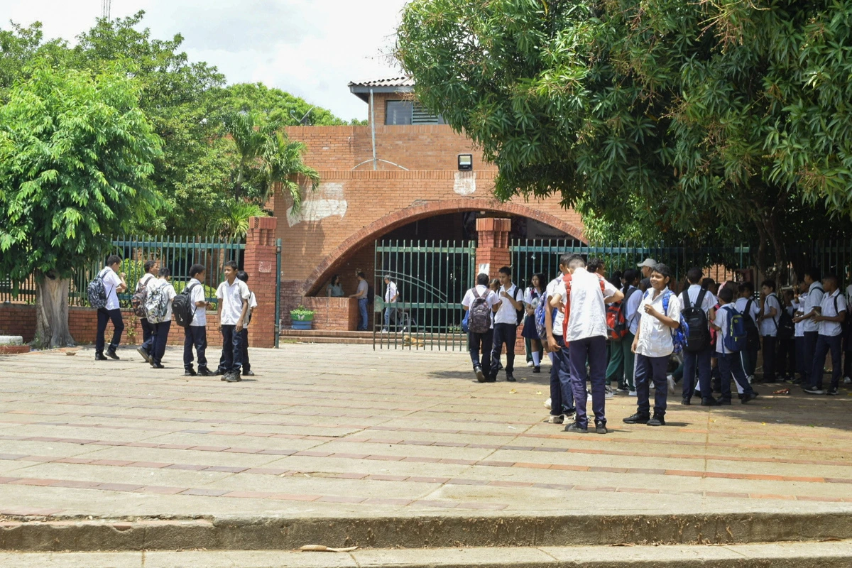 I.E. Técnico La Esperanza a la salida de los estudiantes en la jornada de la mañana y entrada de la jornada de la tarde. Foto: Said Armenta.