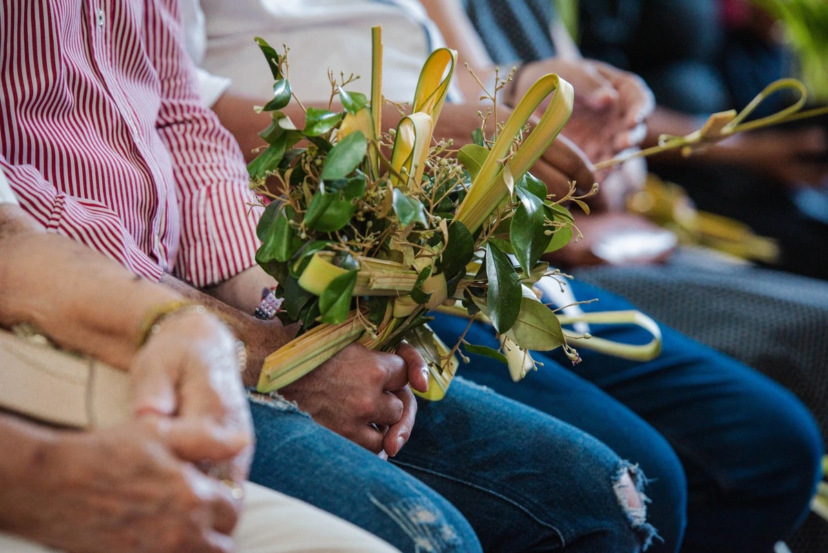 Fieles levantan sus ramos en la misa del Domingo de Ramos en Valledupar. Foto: EL PILÓN.