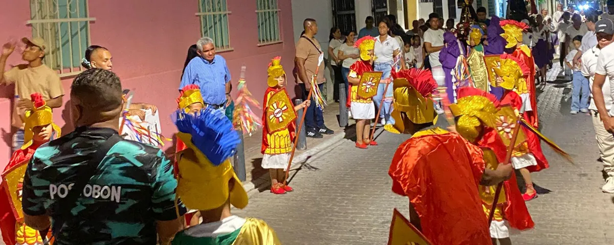 Niños vestidos de nazarenos y sayones recorren las calles del centro histórico de Valledupar durante la procesión infantil de Semana Santa.