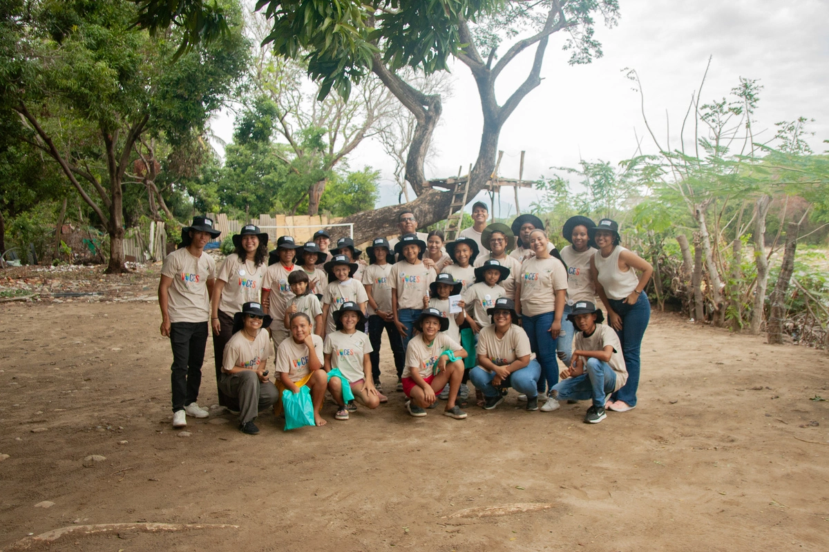 Integrantes del colectivo Los libros que trae el río —Neivis Sierra, Edwin Maestre, Yajamna Durán, Adriana Bueno y Anyelina Durán— comparten lectura y juegos con niñas y niños del Pescaito, en la margen derecha del río Guatapurí. Foto: Keyner Ordóñez.