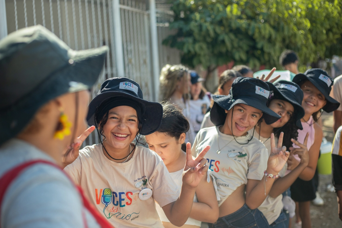 En el piso de tierra, los niños dibujan superhéroes capaces de “salvar el barrio”, mientras conversan sobre lo que les duele y lo que quisieran cambiar en la margen derecha. Foto: Keyner Ordóñez.