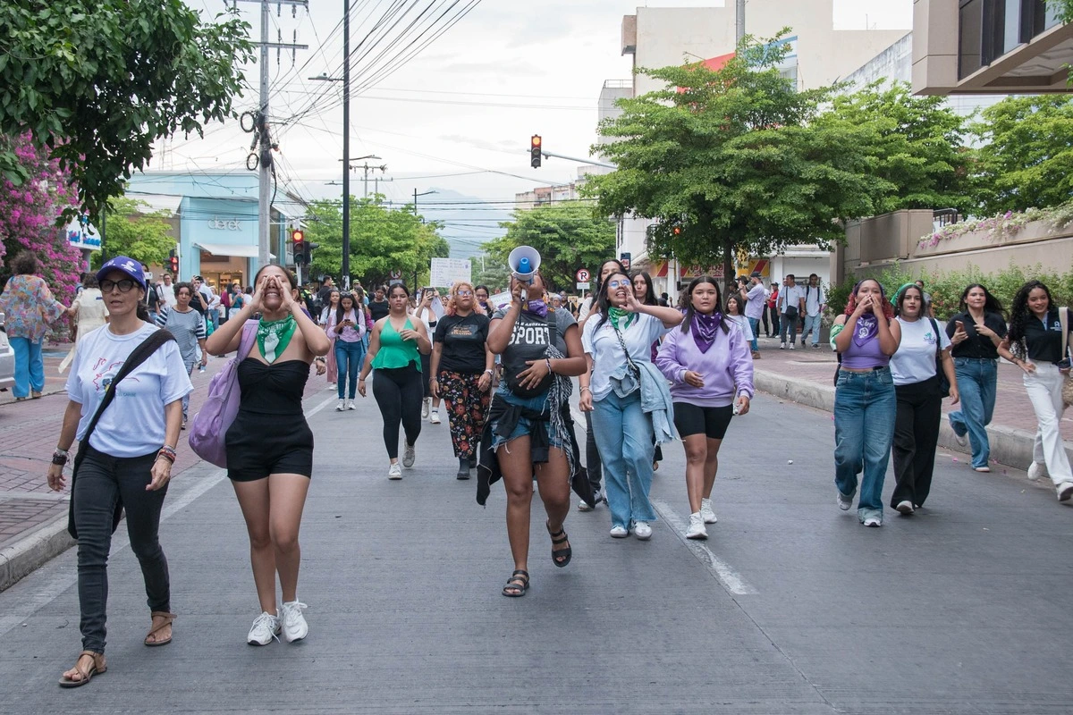 Mujeres de distintos barrios y colectivos feministas recorren las calles de Valledupar para alzar la voz por sus derechos. Foto: EL PILÓN.