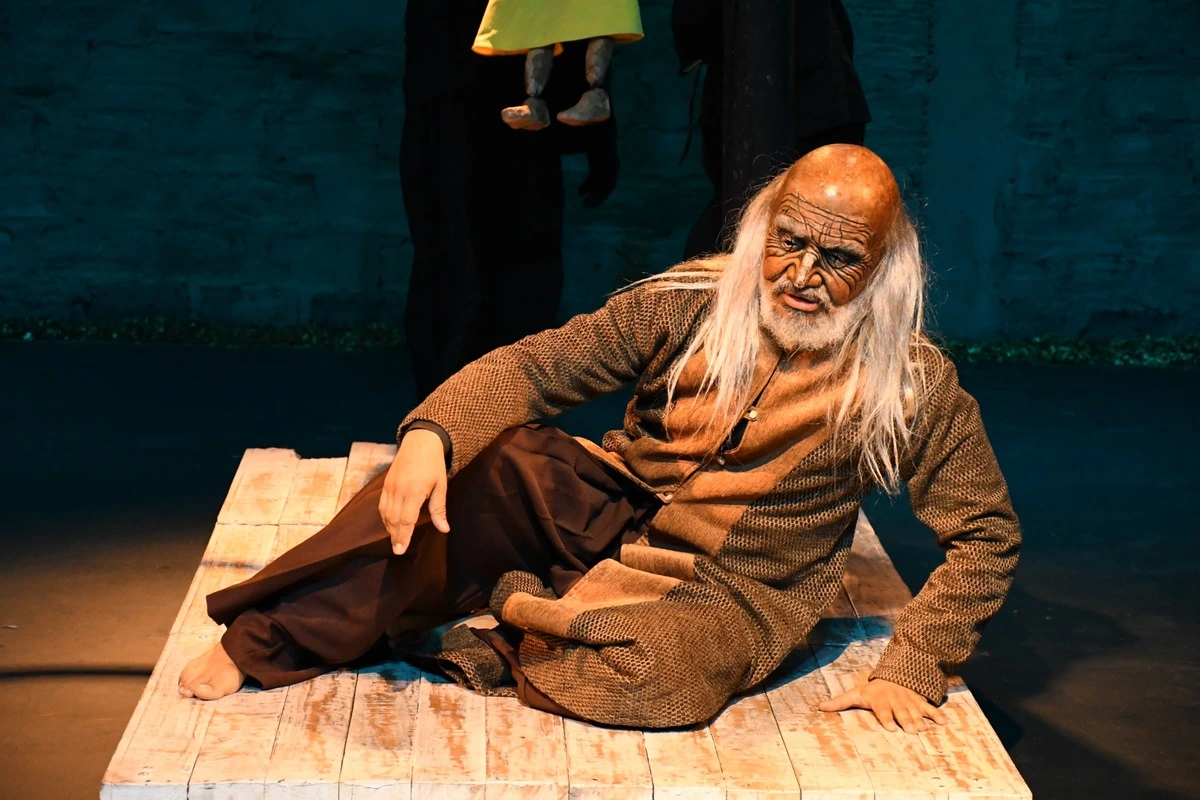 A sala llena se vivió la presentación de “Fábulas del amor y la tristeza”, obra emblemática de Maderos Teatro que abrió la primera edición del ¡Quebulla! Festival. Foto: Cortesía.