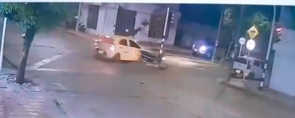 Tras el fuerte impacto, el motociclista identificado como José Daniel Holguín Aguilar resultó herido, por lo que fue auxiliado en el lugar y trasladado a la Clínica Alta Complejidad de Valledupar