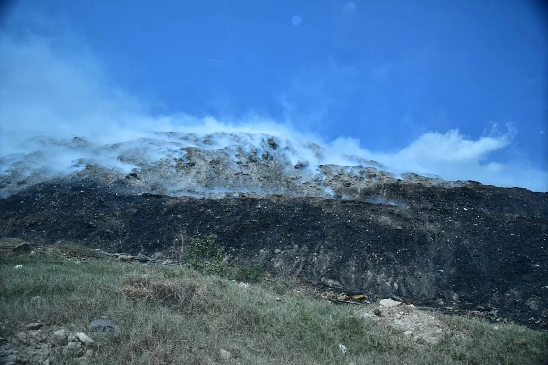 Desde hace dos días se presenta un incendio de grandes proporciones en el relleno sanitario de Valledupar. Foto: Aseo del Norte.