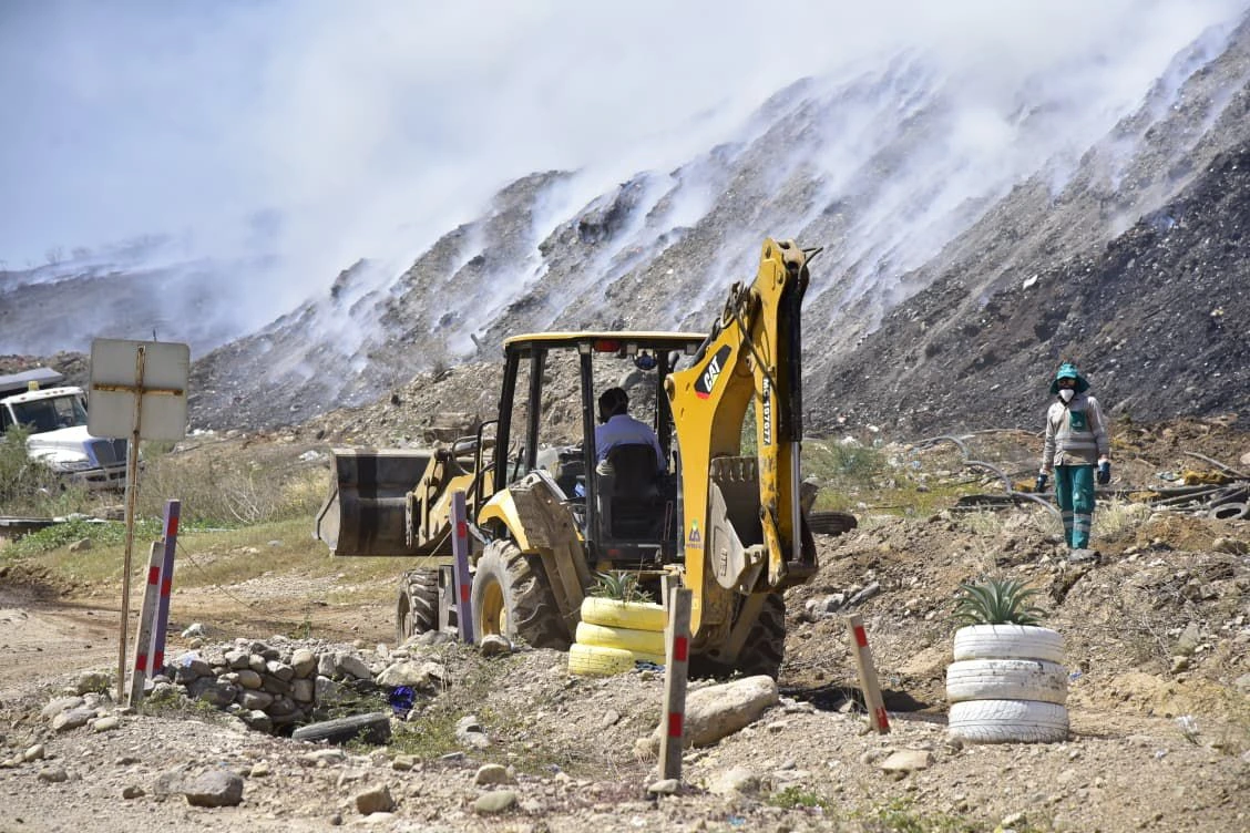 Puntos de calor internos siguen activos en la masa de residuos del relleno sanitario Los Corazones, donde maquinaria y operarios trabajan para remover material y humedecer la zona afectada. Foto: Aseo del Norte.