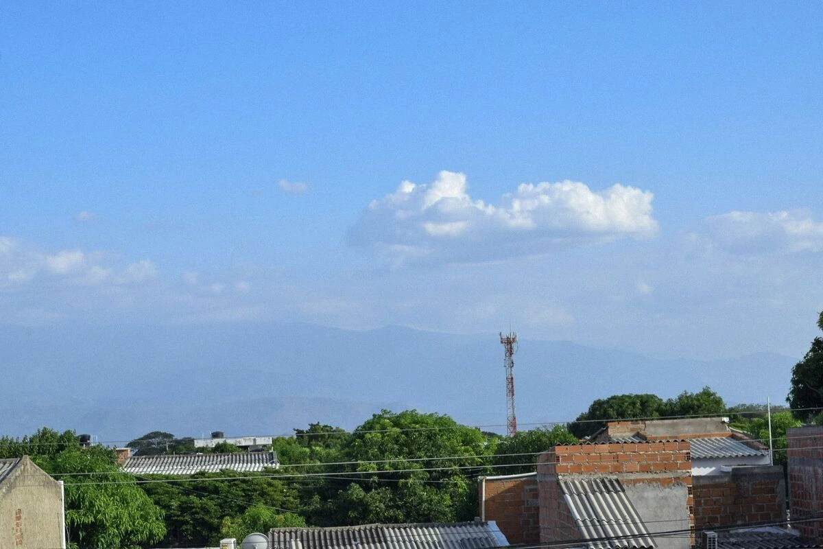 Vista hacia la Sierra Nevada desde Valledupar con bruma y poca visibilidad. Foto: Said Armenta.