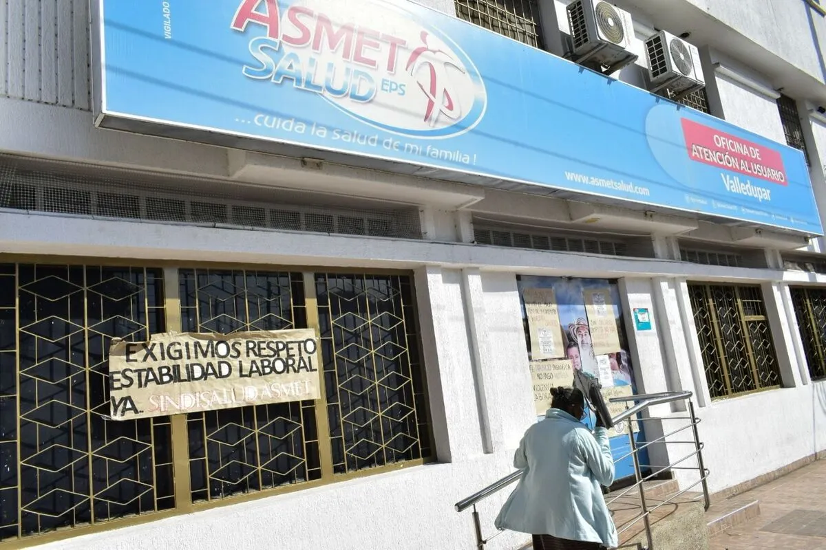 Trabajadores de Asmet Salud bloquearon de manera pacífica la sede en Valledupar durante la jornada de protesta del 11 de marzo, en rechazo a los retrasos en el pago de sus salarios. Foto: Said Armenta.