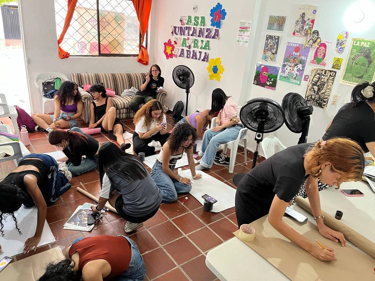 Artistas y mujeres de los colectivos feministas llenaron de color y mensajes de lucha la cartelatón realizada este viernes 13 de marzo desde las 3:00 p.m., en antesala a la gran marcha por los derechos de las mujeres en Valledupar. Foto: Cortesía.