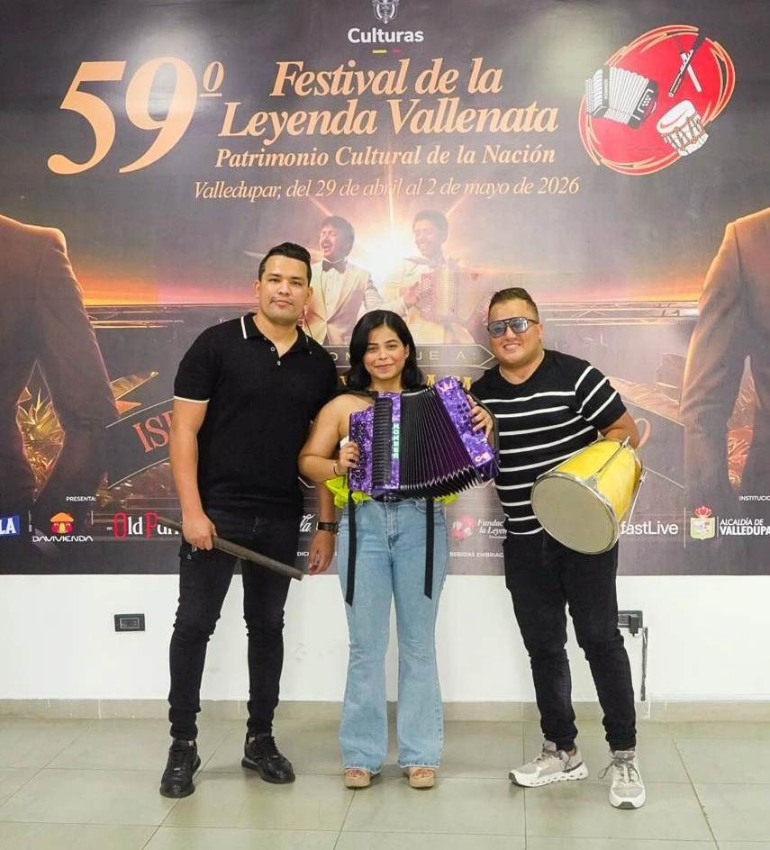 Miriam Méndez durante su inscripción al Festival Vallenato 2026, acompañada por su cajero y su guacharaquero, el equipo base con el que buscará la corona de acordeonera mayor. Foto: Cortesía.