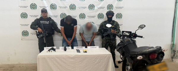 En el mismo operativo fue detenido alias “Gallo”, quien, según las autoridades, cumpliría funciones logísticas y de apoyo dentro de la estructura ilegal.