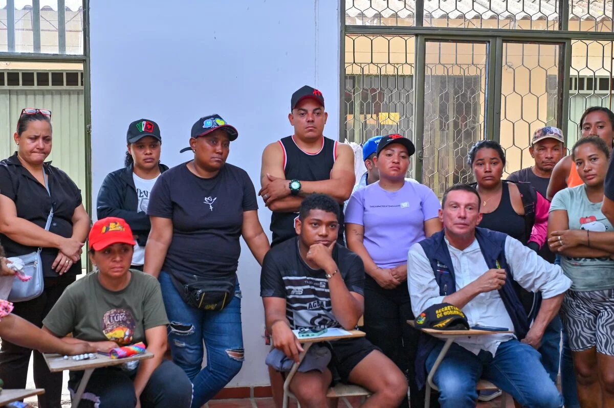 Diálogo con la comunidad de Aguas Blancas durante la jornada en la que se levantó el bloqueo en la vía nacional, tras acordar soluciones en agua, educación, deporte y salud. Foto: Alcaldía de Valledupar