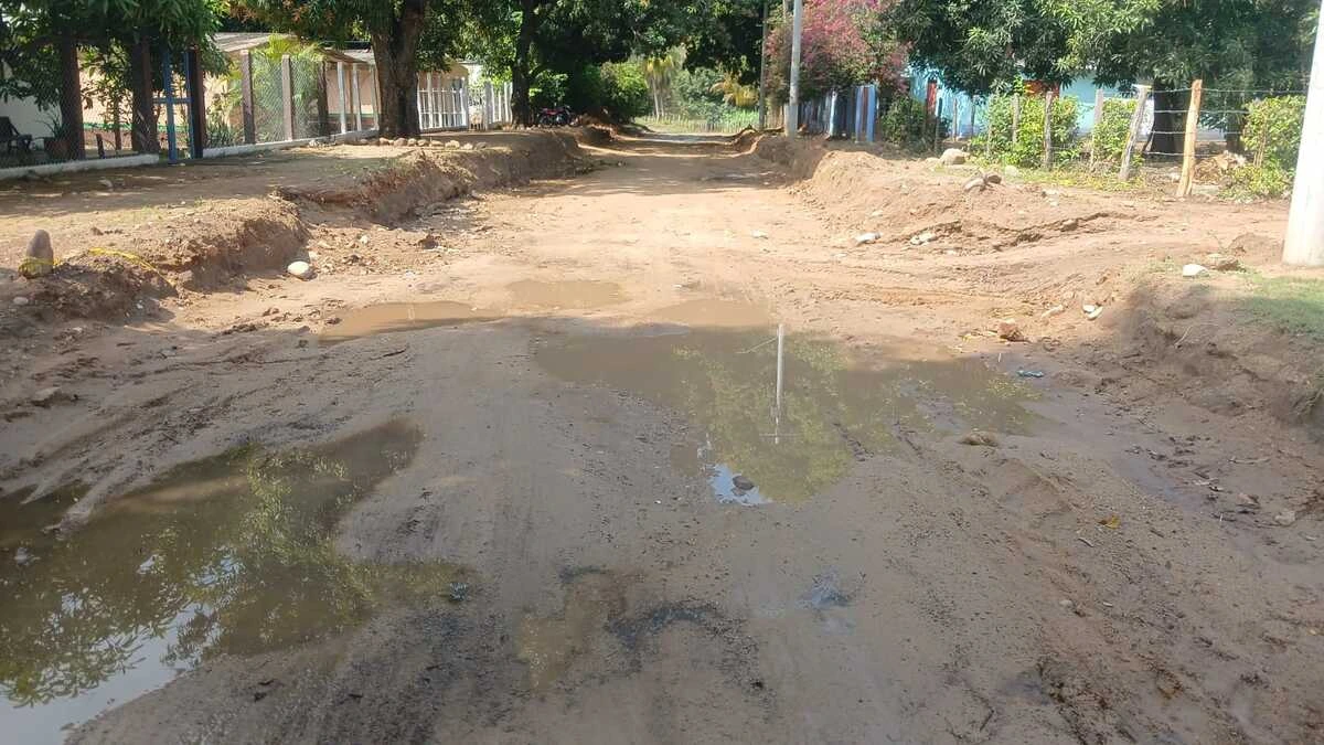 Calle abierta y sin terminar en la vía La Vega–Patillal, donde la obra de pavimentación quedó inconclusa y la comunidad enfrenta una vía intransitable.​ Foto: EL PILÓN.