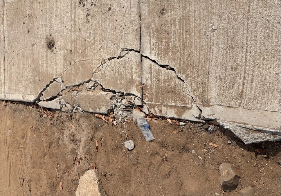 Tramo de pavimento nuevo con baldosas rotas y fisuras antes de ser inaugurado, evidencia del deterioro prematuro de la obra en La Vega Arriba y Patillal.​ Foto: EL PILÓN.