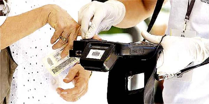 Ciudadanos se identifican con huella en un puesto de votación de Valledupar, donde la Registraduría implementó biometría en todas las mesas para reducir la suplantación de votantes este 8 de marzo.