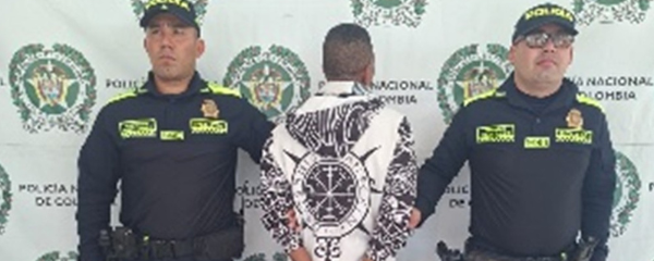 El procedimiento se llevó a cabo en la carrera 7 con calle 15, donde uniformados adscritos a la Policía Nacional realizaban actividades de control y verificación de antecedentes.