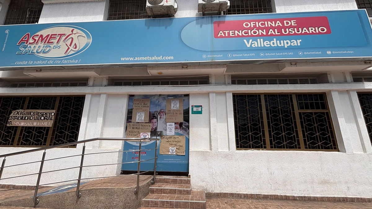 Usuarios de Asmet Salud, sede de Valledupar en medio de la incertidumbre que ha generado el Decreto 0182 y la posible salida de la EPS del Cesar. Foto: EL PILÓN.