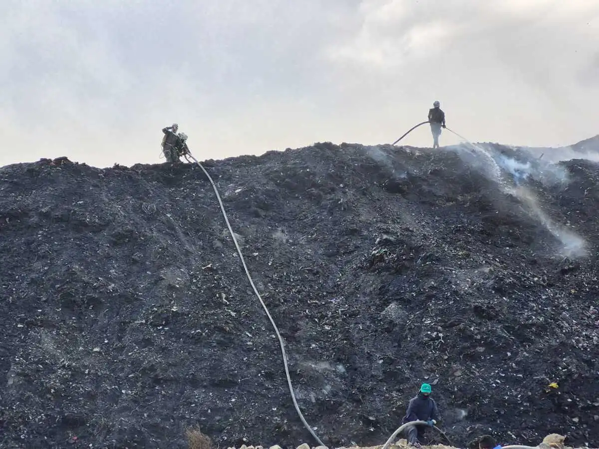 Operarios de Aseo del Norte aplican lixiviados y agua cruda sobre la masa de residuos en el relleno sanitario Los Corazones, en jornadas continuas para enfriar los puntos de calor y reducir el humo. Foto: Aseo del Norte.