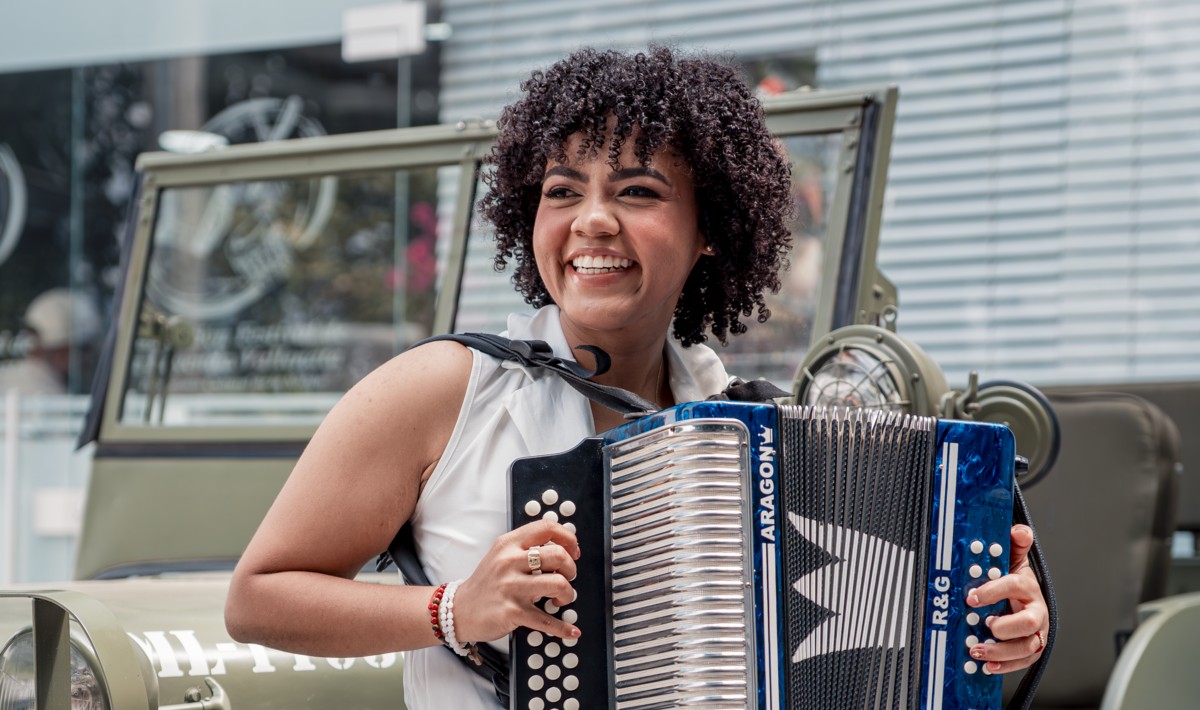 Jenifer Aragón, acordeonera guajira y tercera en Acordeonera Mayor 2025. Foto: Cortesía.