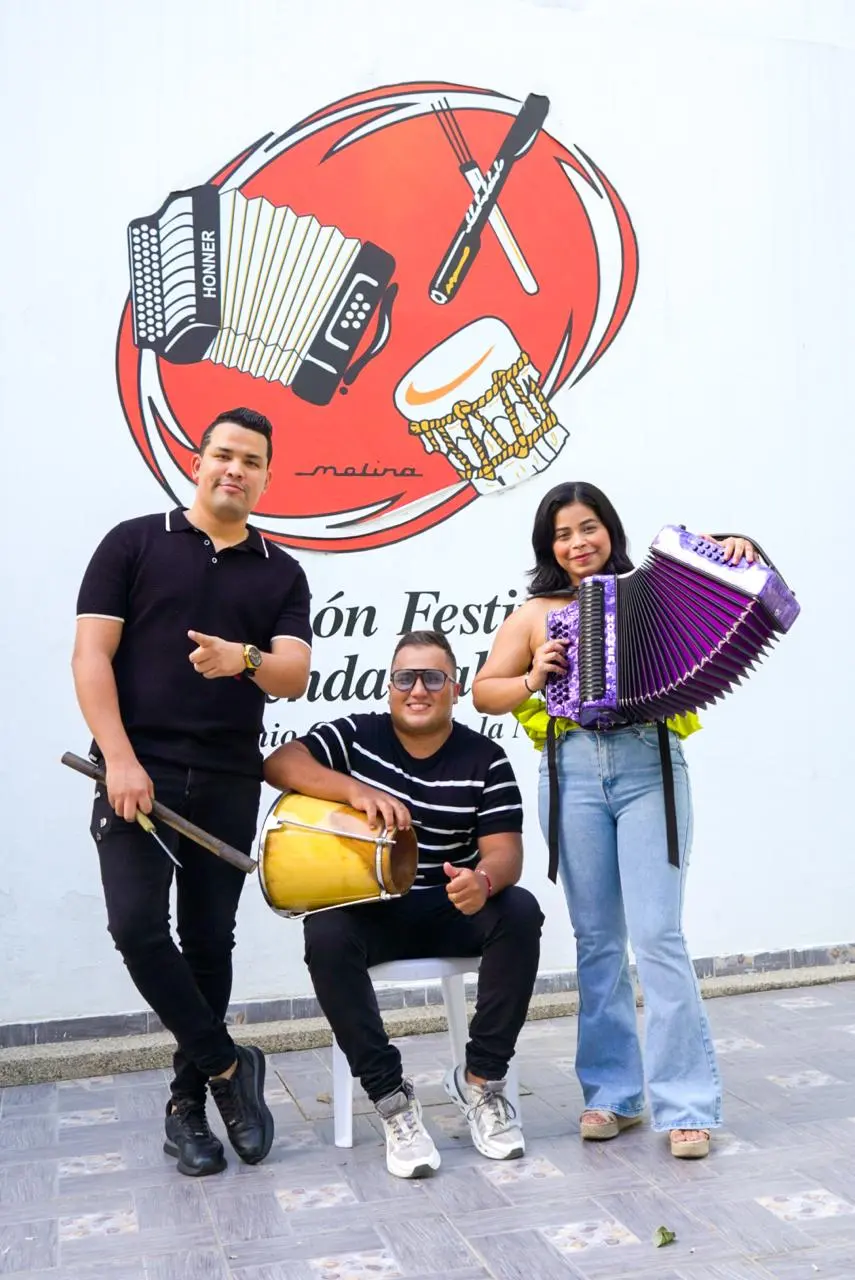 Miriam Méndez durante su inscripción al Festival Vallenato 2026, acompañada por su cajero y su guacharaquero. Foto: Cortesía.