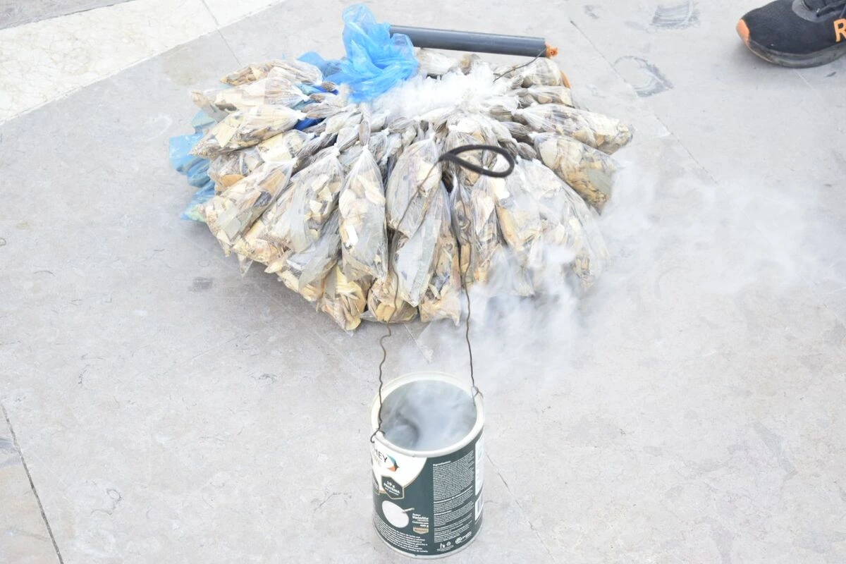 Sahumerio encendido en el centro histórico de Valledupar, llenando de humo y tradición las calles durante la Semana Santa. Foto: Said Armenta.