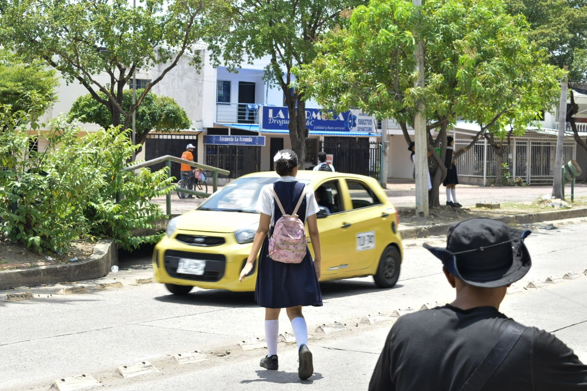 Estudiantes del Técnico La Esperanza salen al mediodía en medio de trancones, motos y carros estacionados a las afueras del colegio. Foto: Said Armenta.