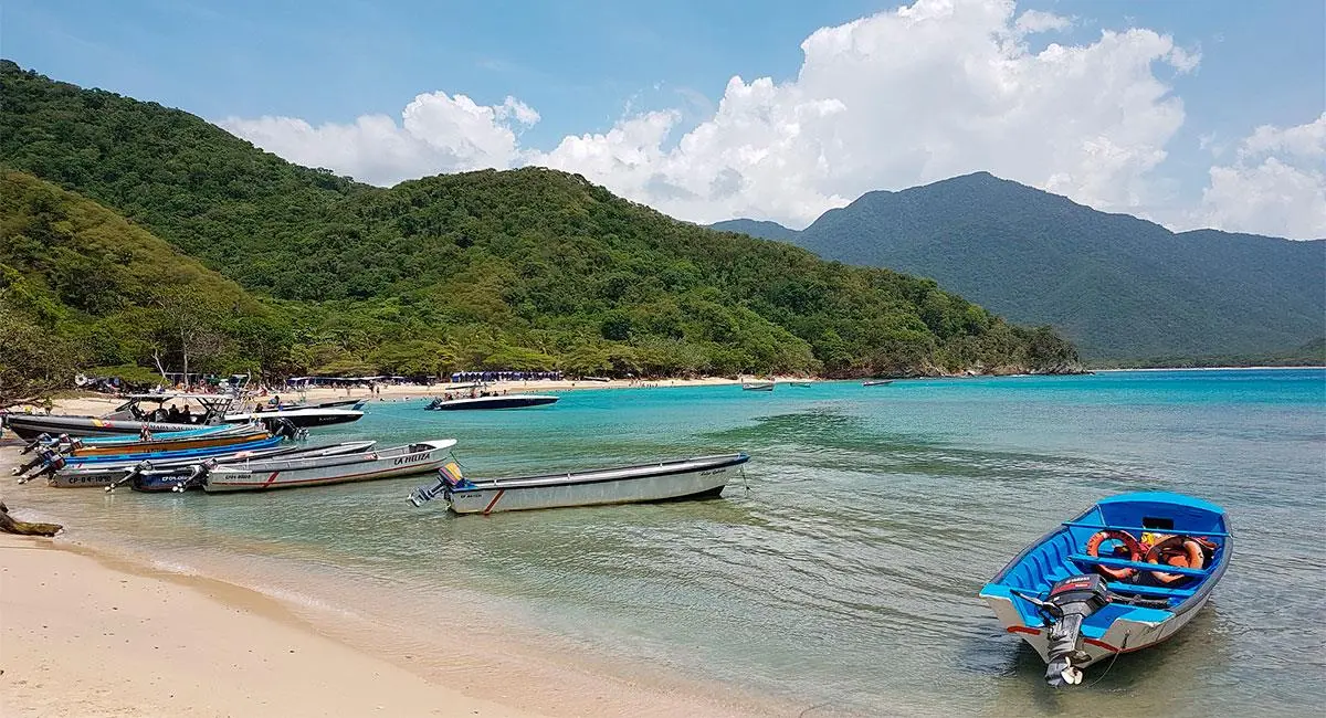 Detrás del paisaje de hoteles y lanchas opera hoy una economía de extorsión que alimenta la disputa entre grupos armados en la Sierra Nevada. Foto: Pixabay