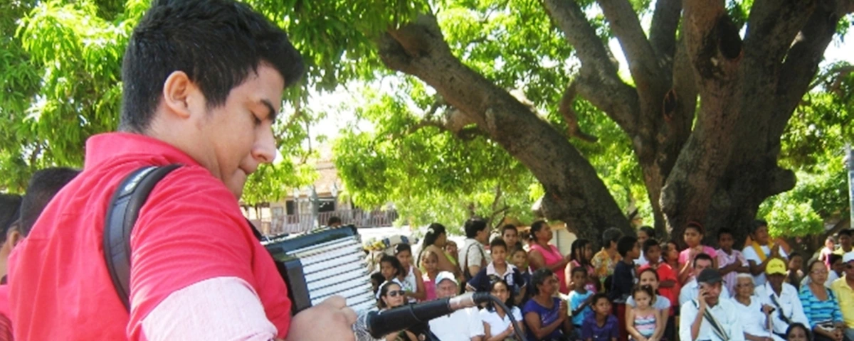 El Rey Vallenato Fernando Rangel le regaló una serenata al Palo de mango.