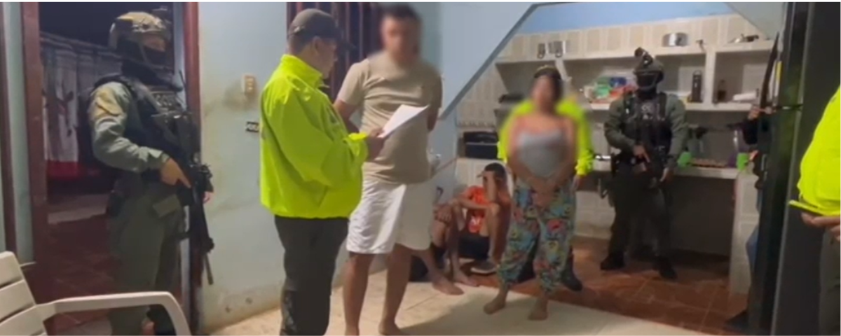 De acuerdo con la investigación, la organización habría montado toda una logística para perforar la infraestructura petrolera, extraer el combustible y venderlo en el mercado ilegal.