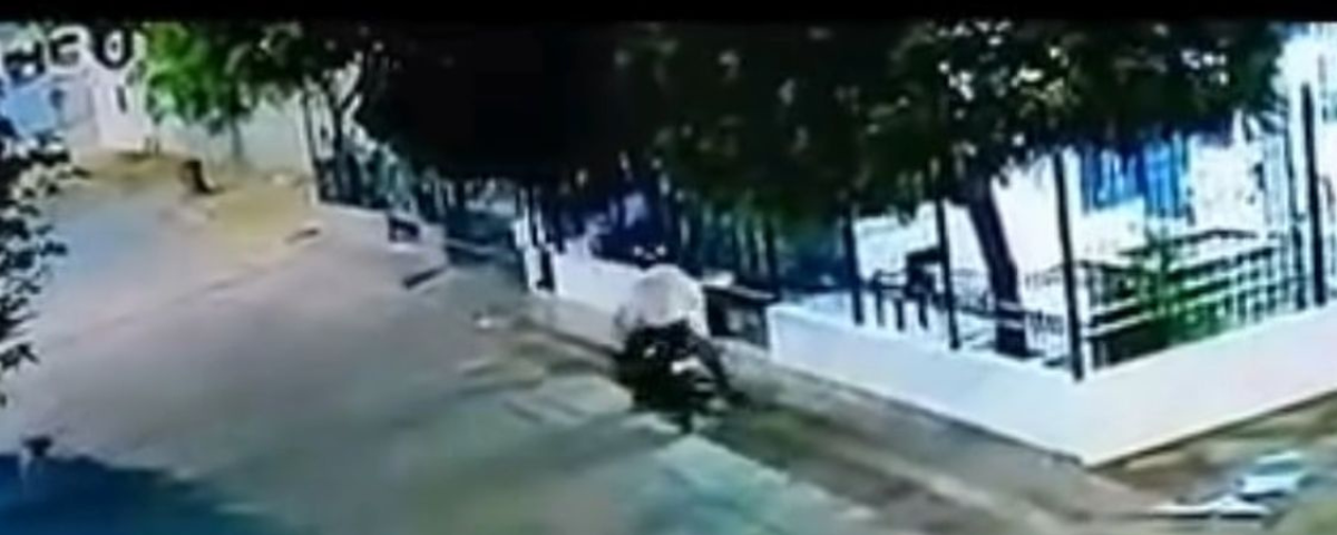 Las grabaciones muestran el momento exacto en que ocurre el atentado, lo que será clave para avanzar en la identificación y captura del responsable. Por ahora, se desconocen los móviles del ataque.