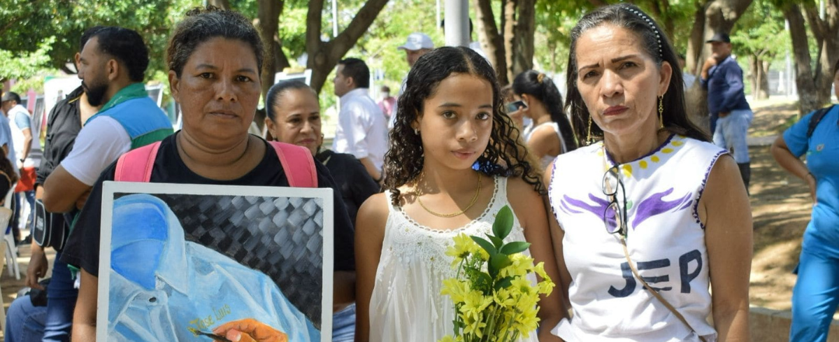 Mara Nieto, lideresa víctima del conflicto y creadora del taller “Coser y Cantar”, en la conmemoración del 9 de abril en el Parque de la Vida. Foto: Said Armenta.