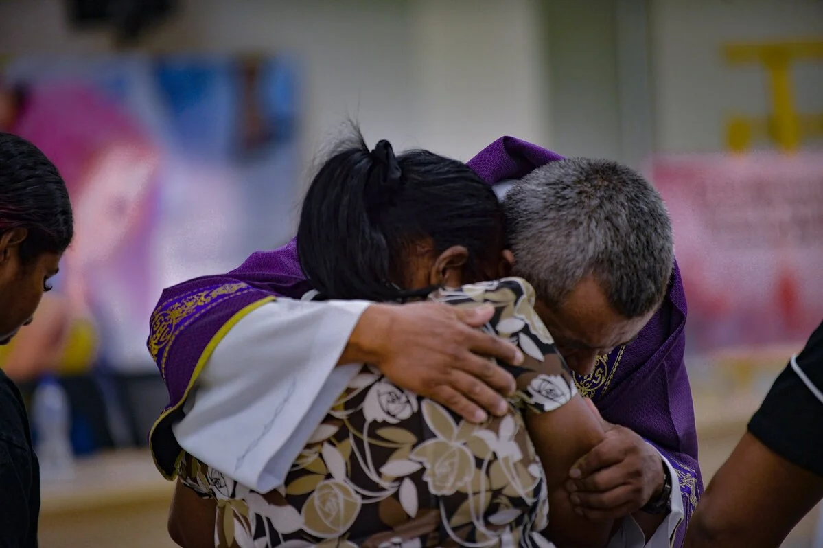 Restos de una de las víctimas de desaparición forzada son sepultados en el cementerio de Valledupar. Foto: Gobernación del Cesar.