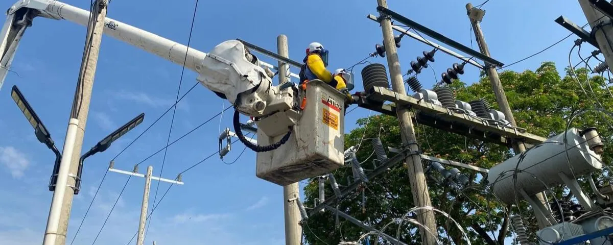 Operarios de Afinia realizando trabajos en redes eléctricas. FOTO: Afinia
