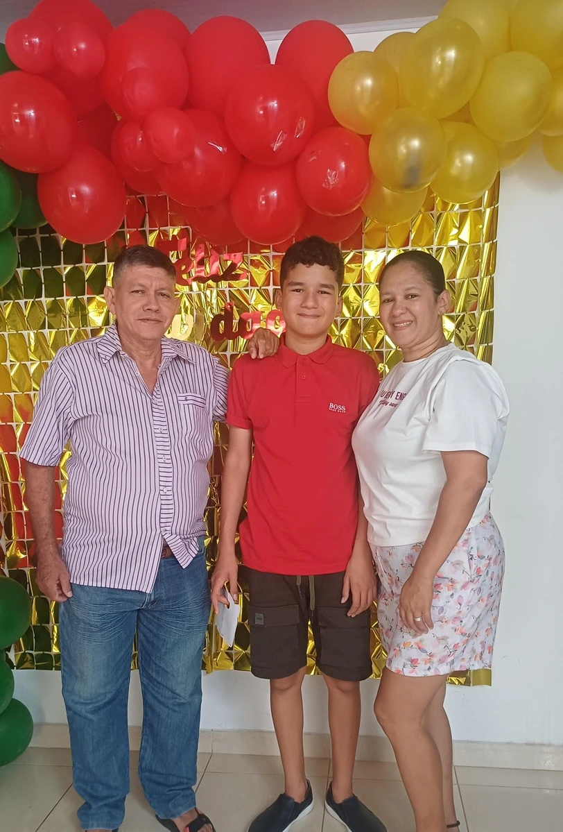 Familia de Juan José, en Valledupar. La mayoría de niños autistas pueden lucir como cualquier niño neurotípico, pero la diferencia no está en la apariencia, sino en la forma en que procesan el lenguaje y el entorno social. Foto: Cortesía.